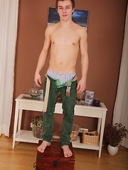 Bentley Robinson busts a big nut all over his tummy.
